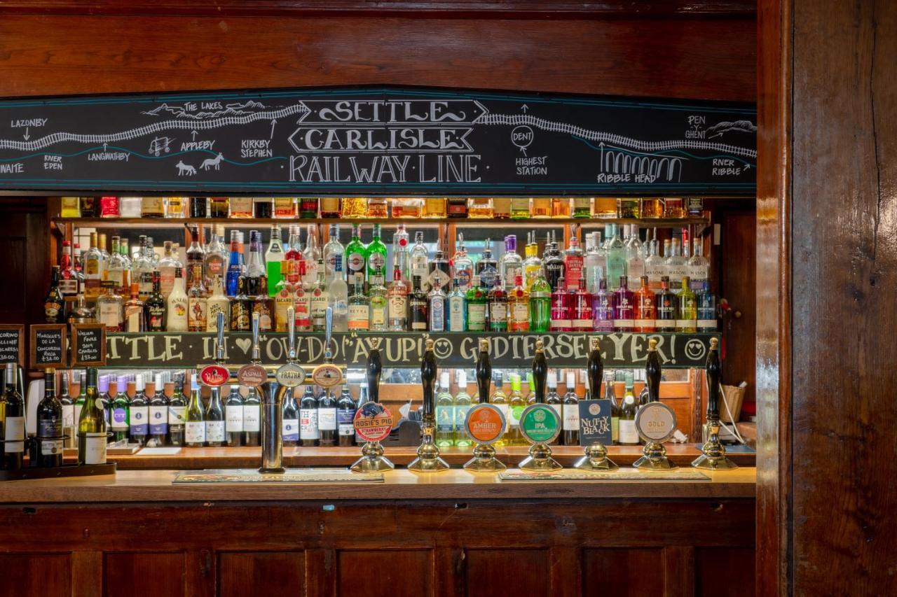 The Golden Lion At Settle Exterior foto